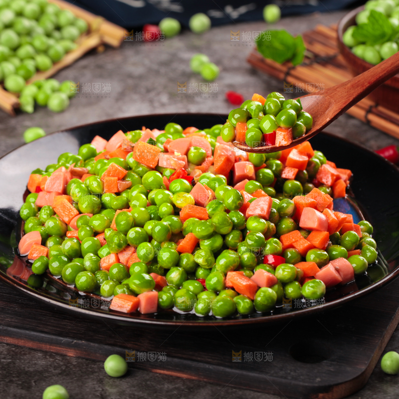 盘子里装着豌豆炒火腿肠