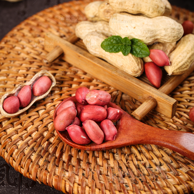 勺子里的红皮花生米