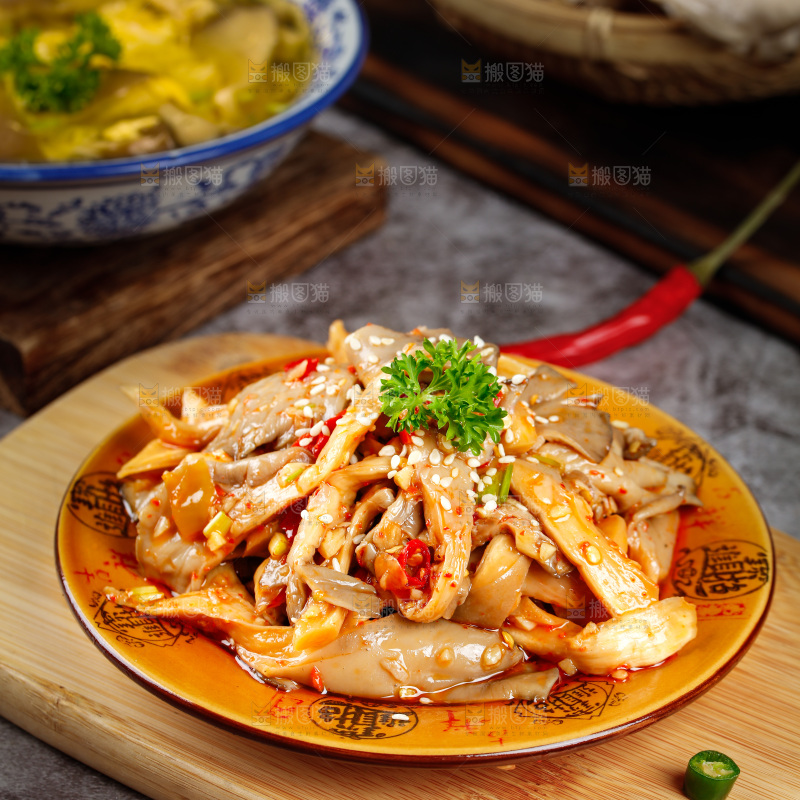 木板上放着一盘平菇炒肉