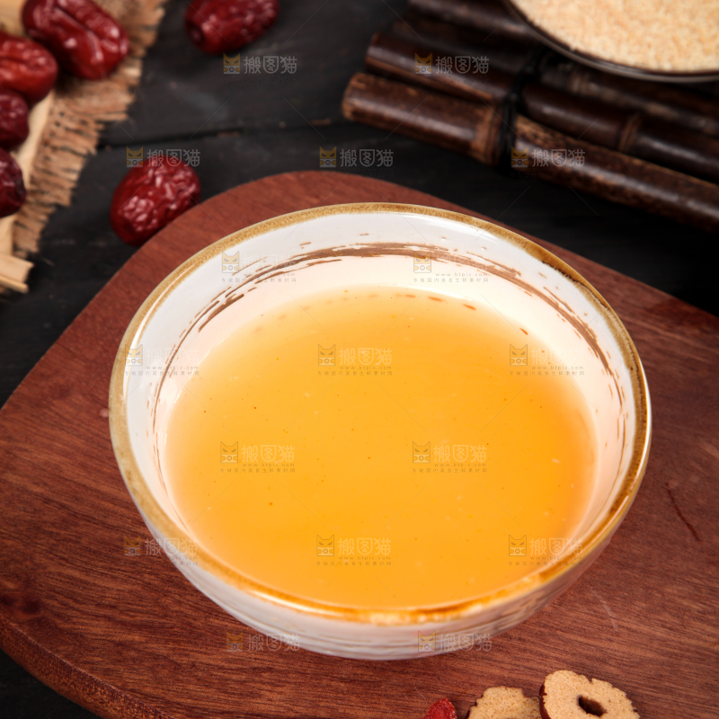 木底上放着一碗手工葛根粉