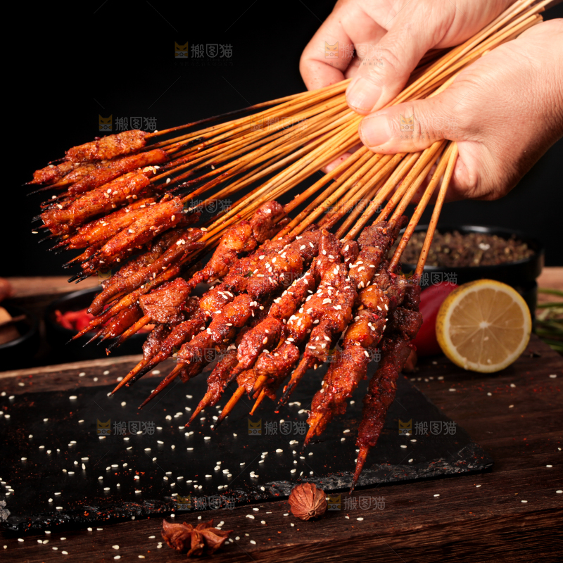 手拿烤串