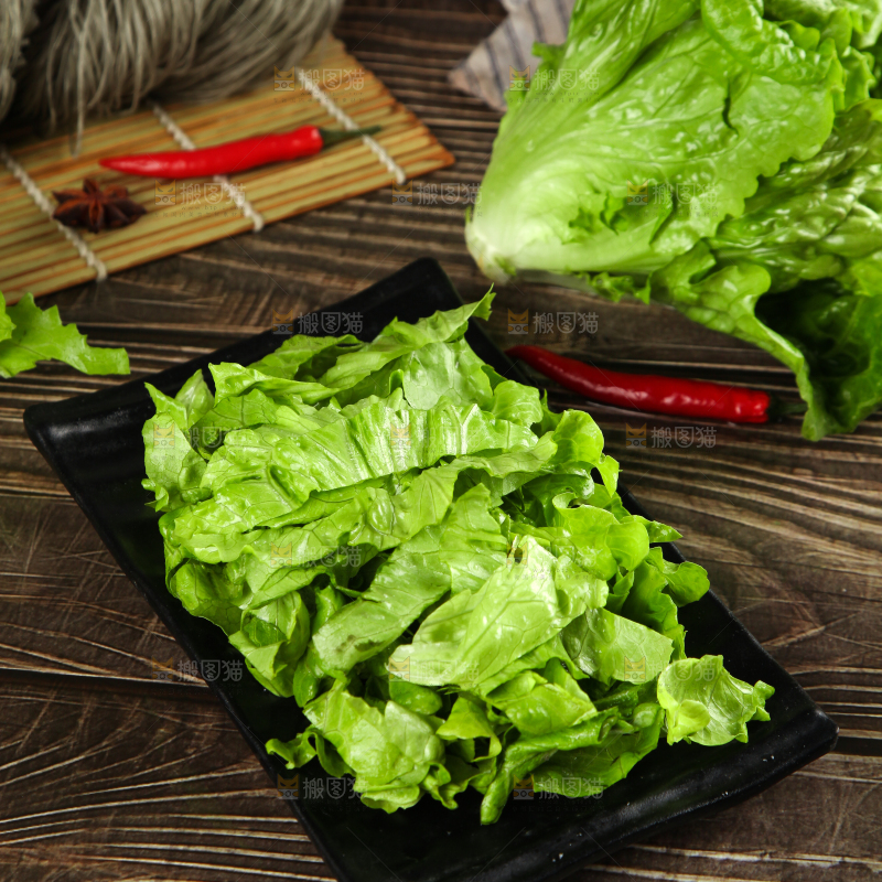 一盘切开的包心生菜放在木底上