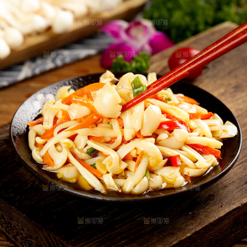 筷子夹着素炒白玉菇
