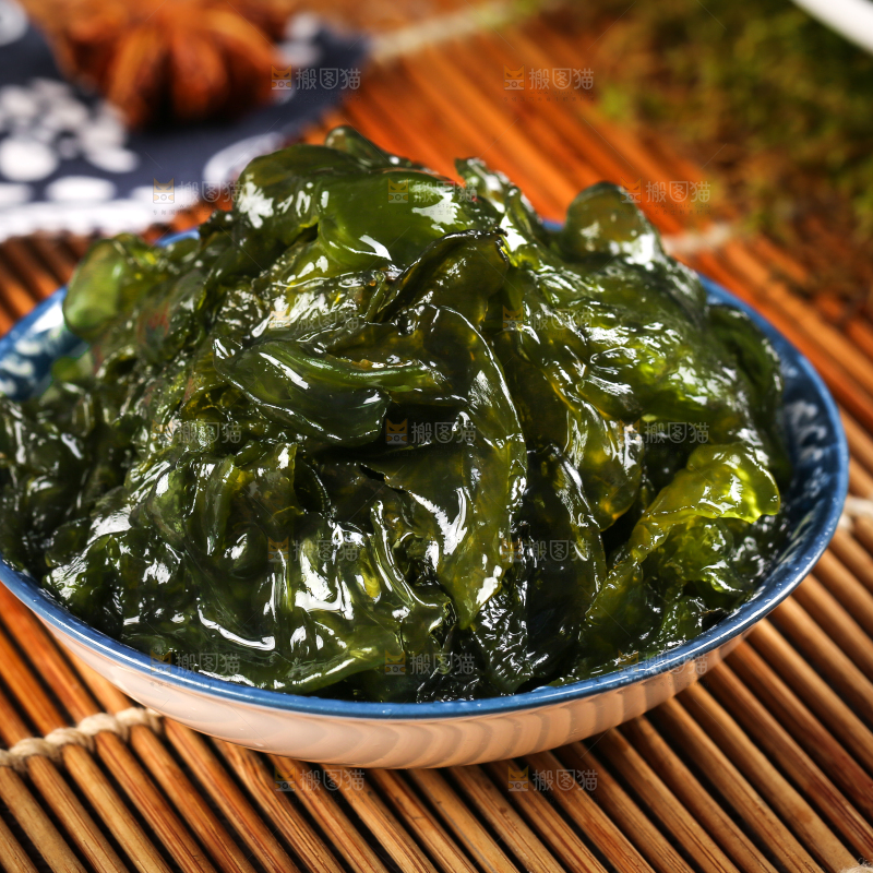 竹底上放着野生地皮菜