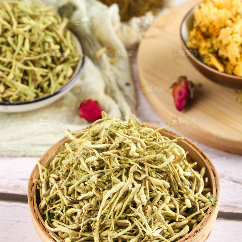 木底上放着一筐野生金银花干