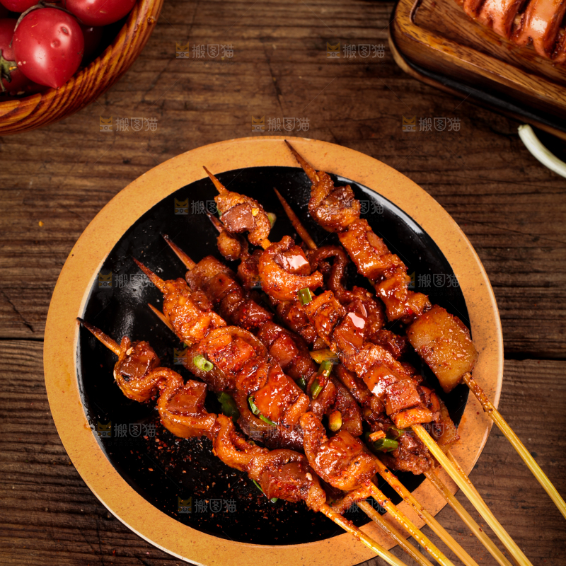 木底上放着一盘烤肉串