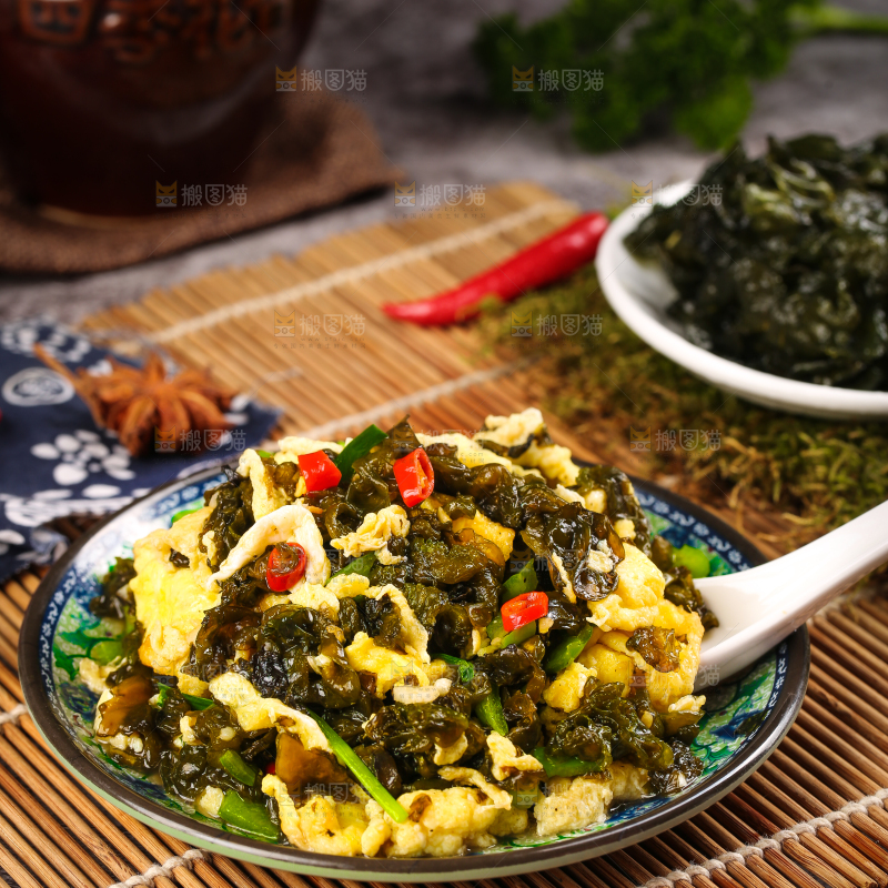 盘子里装着地皮菜炒鸡蛋