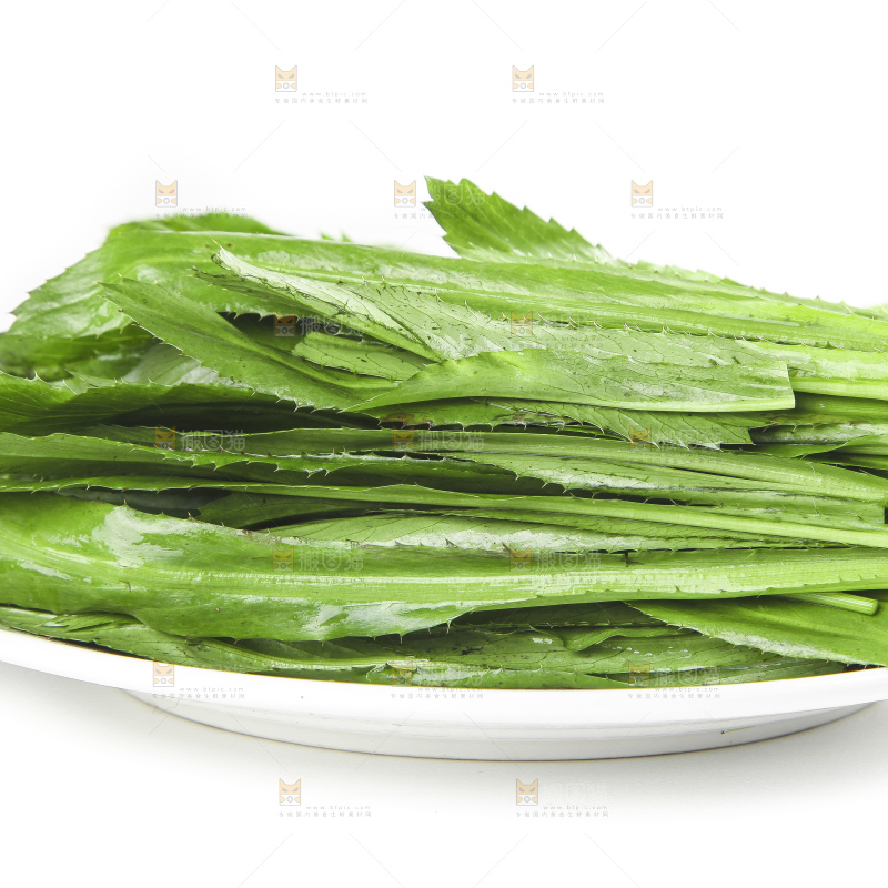 一盘切开的刺香菜放在白底上