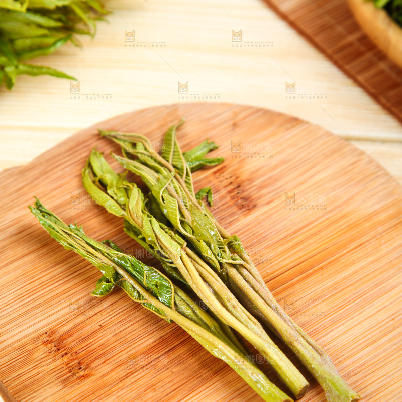 木底上的香椿芽