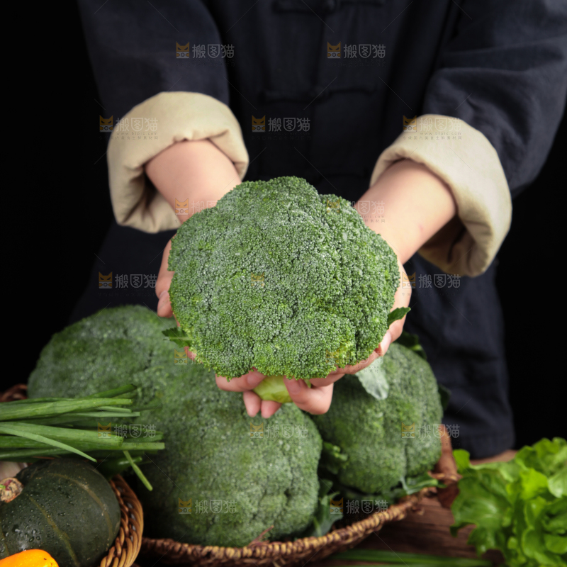 手拿西兰花