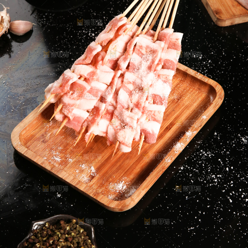 黑底上放着一盘串串