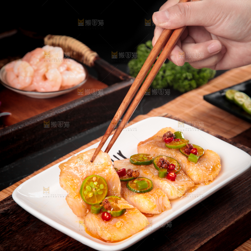 筷子夹着青椒巴沙鱼