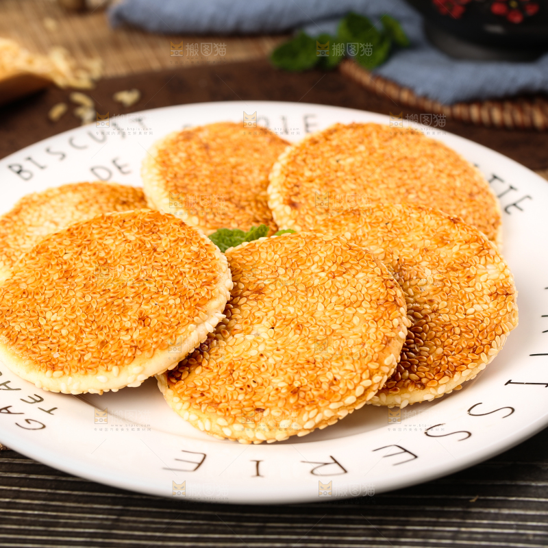 盘子里装着小饼子