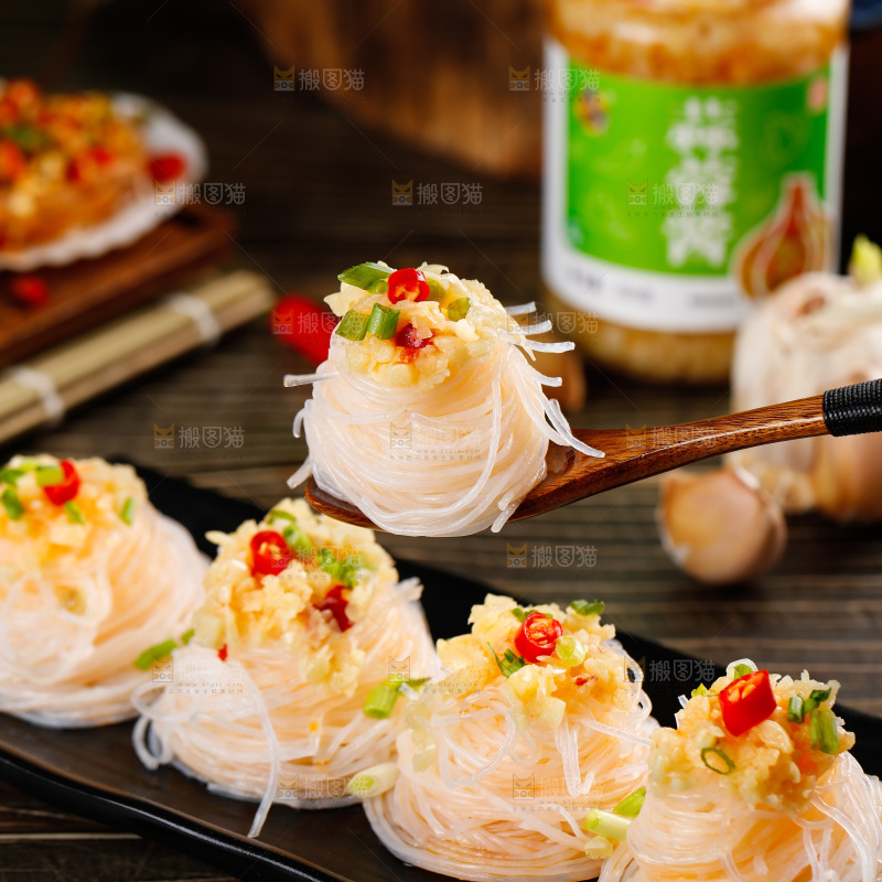 勺子里 的蒜蓉粉丝