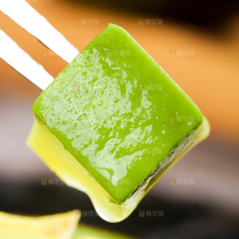 叉子叉着牛油果果肉