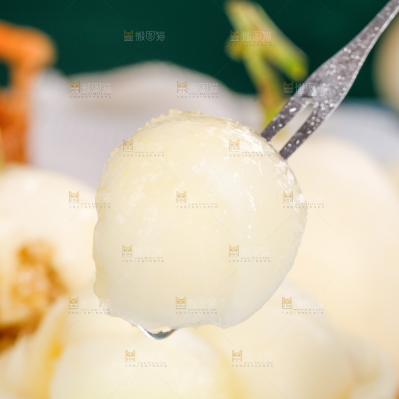 叉子叉着阎良甜瓜果肉