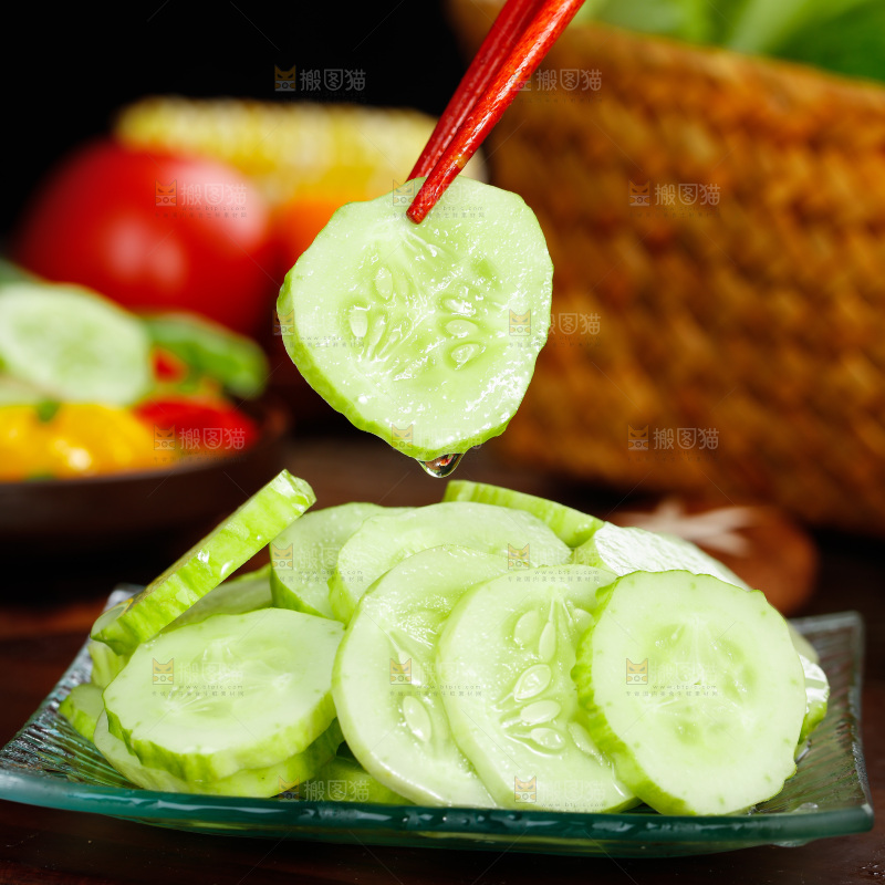 筷子夹着新鲜的黄瓜片