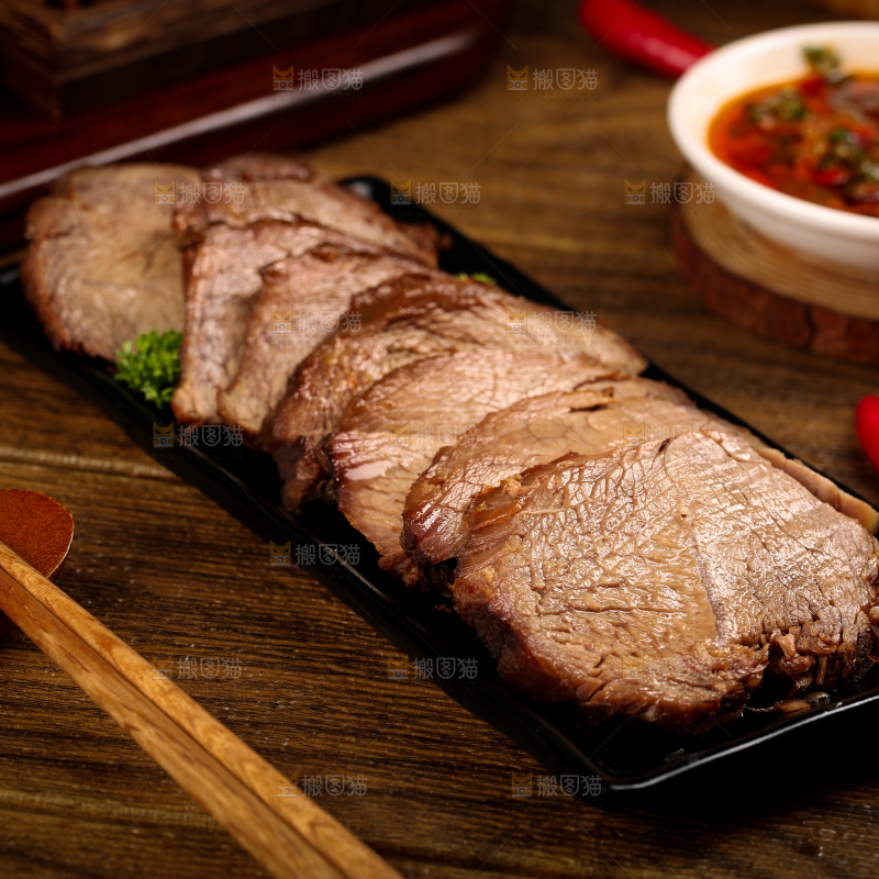 盘子里装着五香牛肉