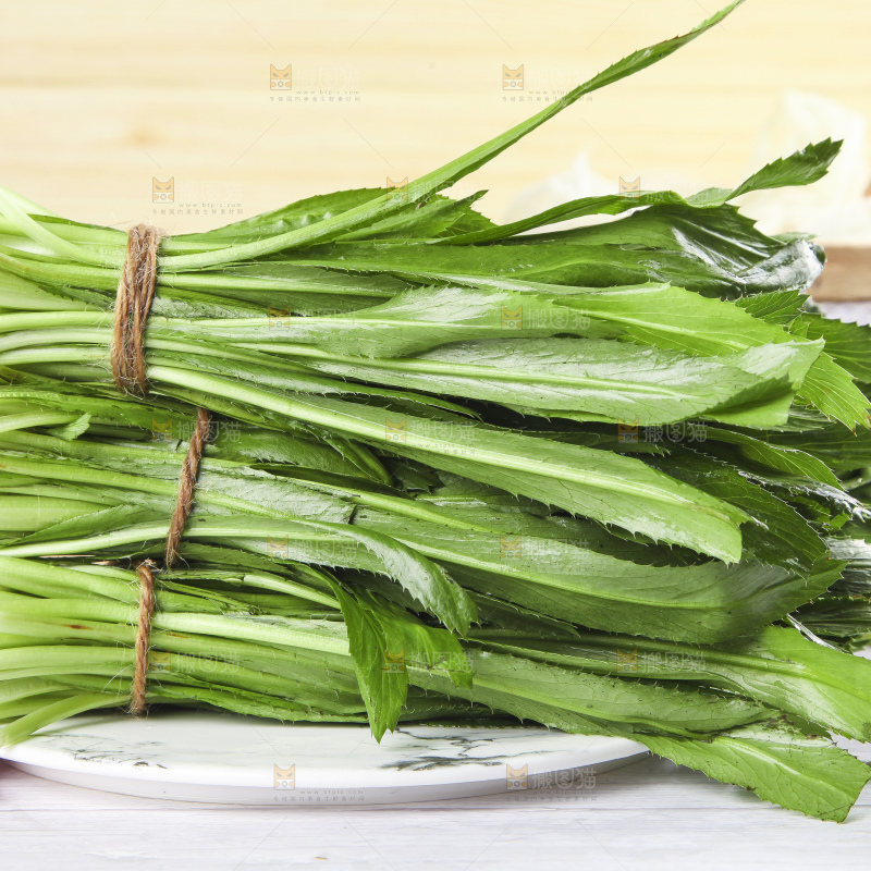 浅底上放着一盘云南大香菜