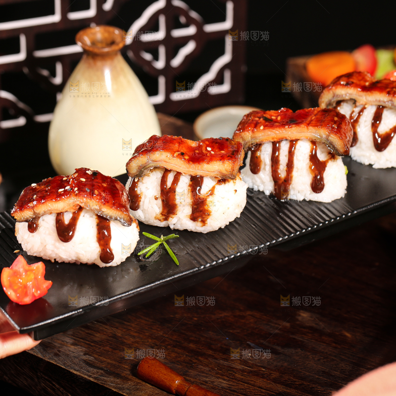 盘子里装着鳗鱼饭