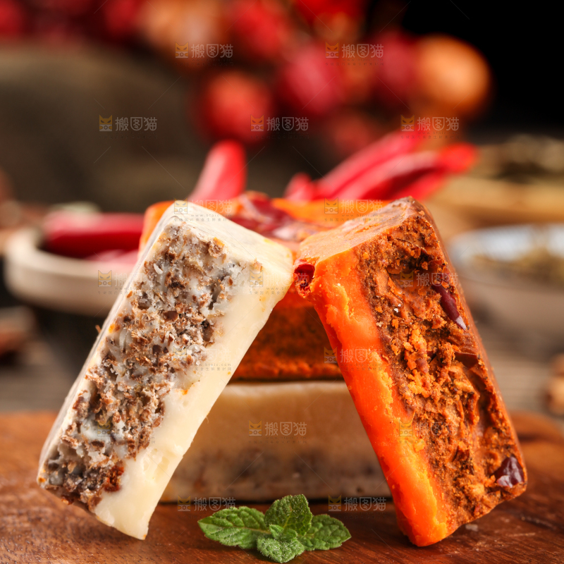 深底上放着鸳鸯火锅底料