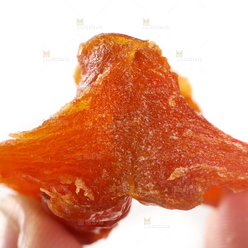 手拿掰开的话梅干