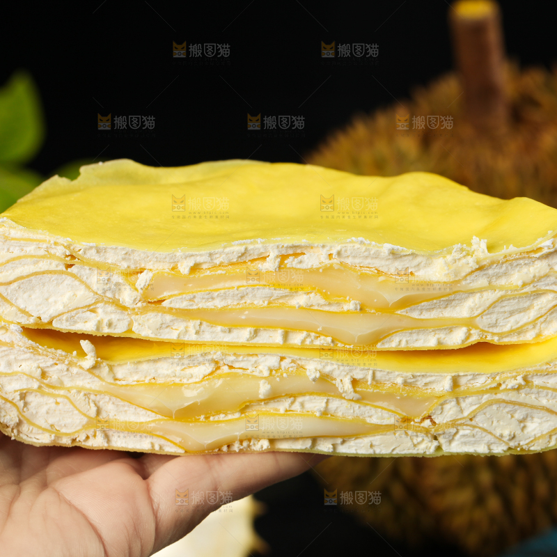 手里拿着榴莲千层饼