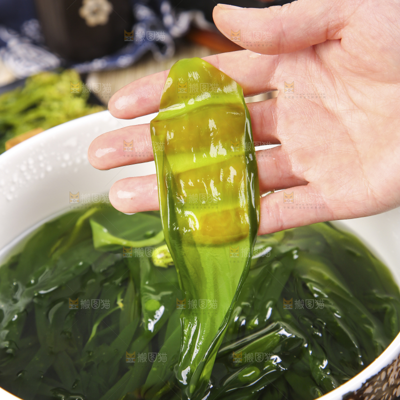 手里拿着小海带芽