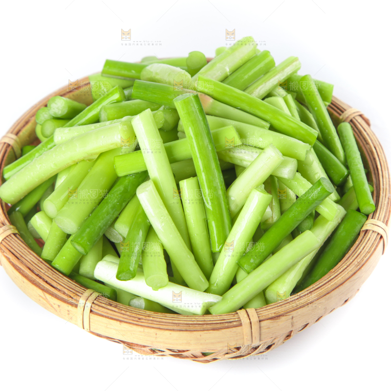 白底上放着一筐新鲜蒜苔段