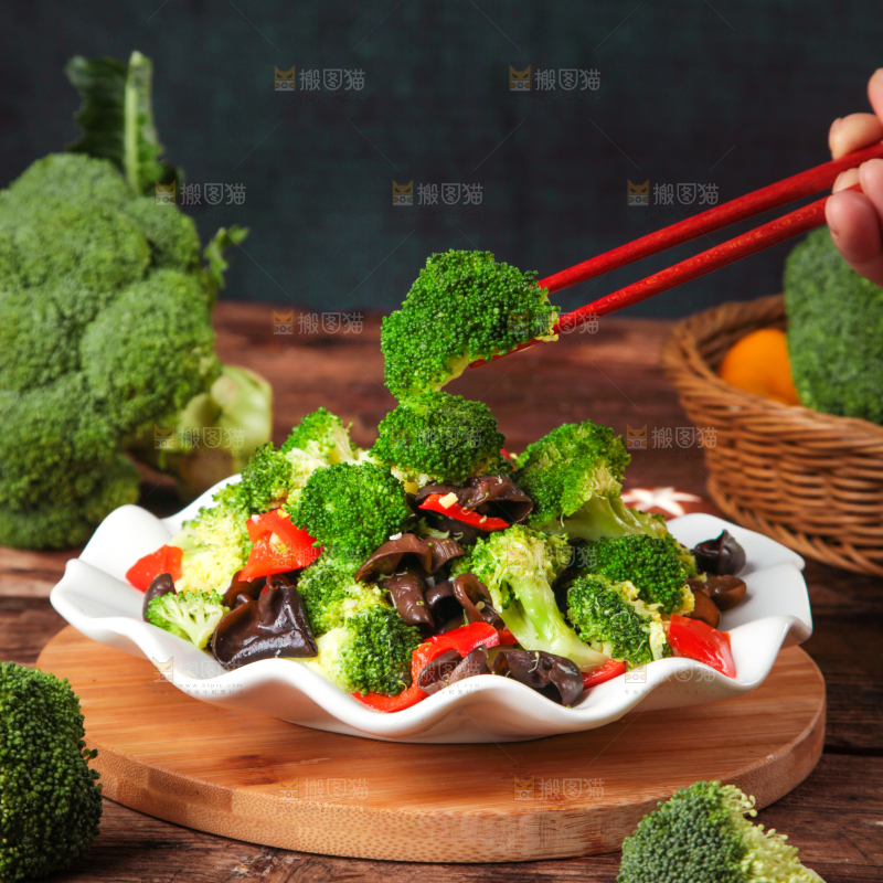 木底上放着一盘清炒西兰花