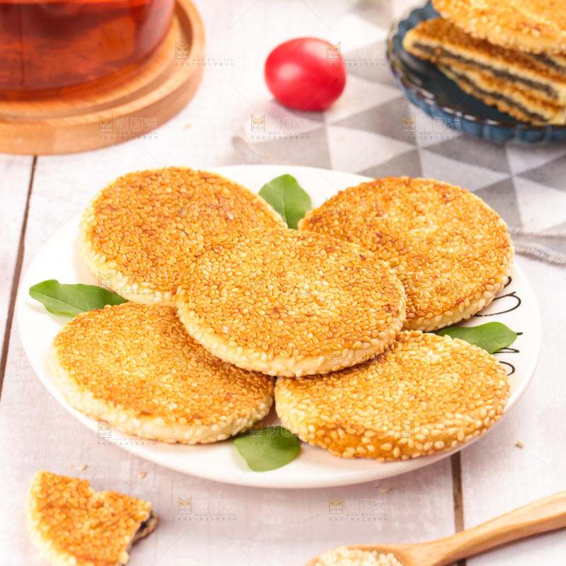 盘子里装着芝麻饼