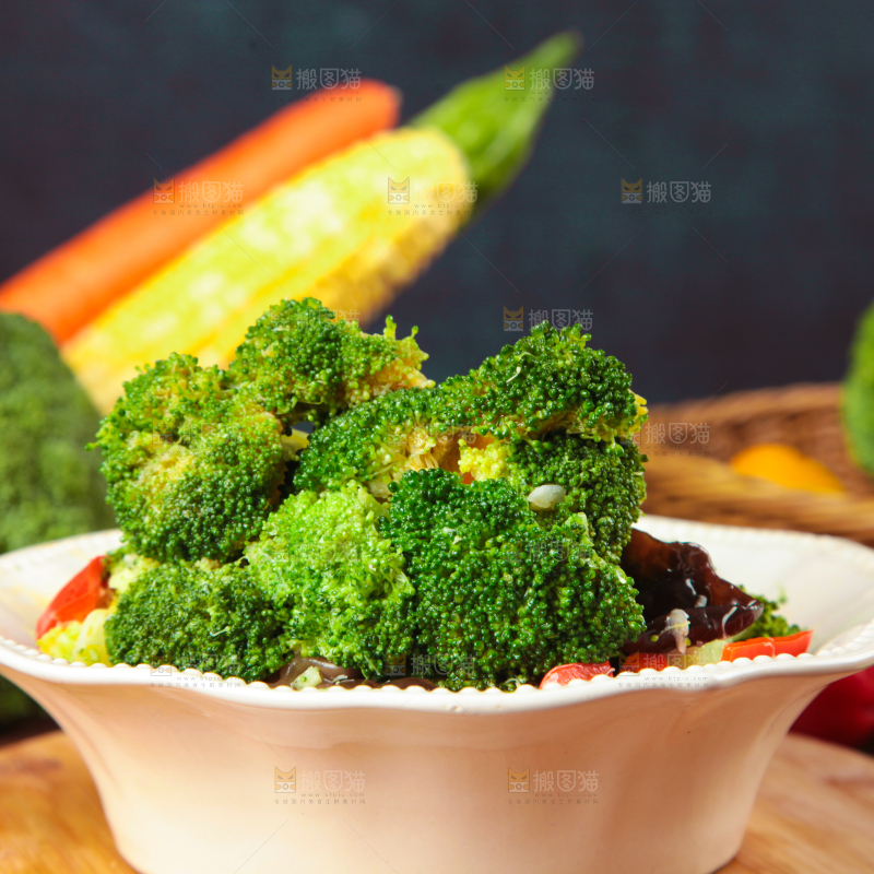 木底上放着一盘清炒西兰花