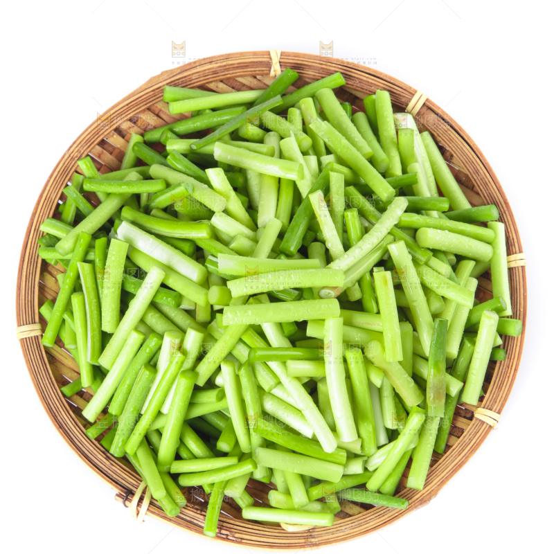 一盘新鲜蒜苔段放在白底上