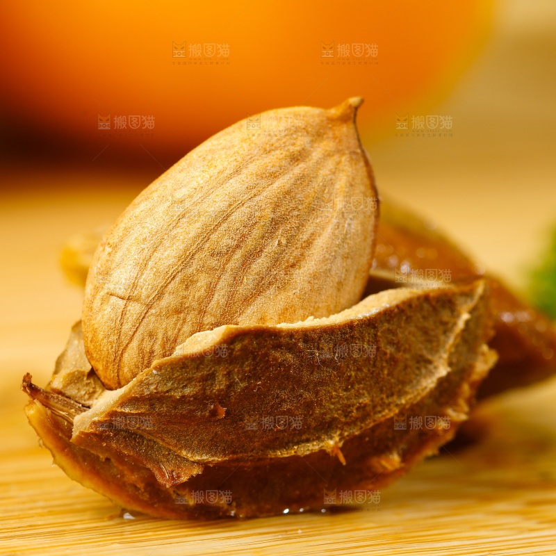 木底放着新鲜的杏仁