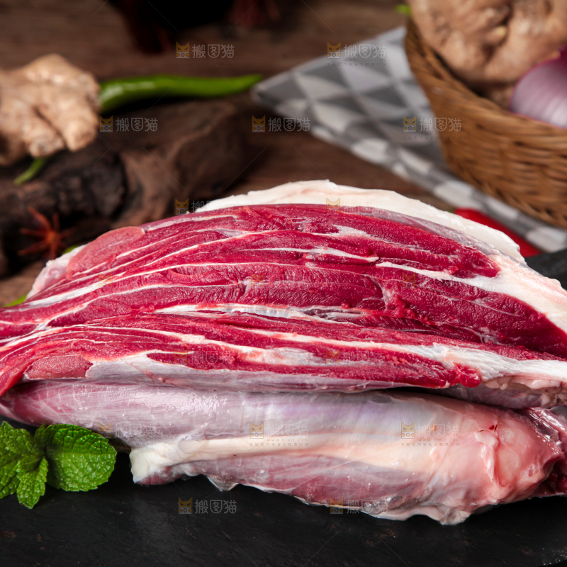 黑石板上的草原散养牛腿肉