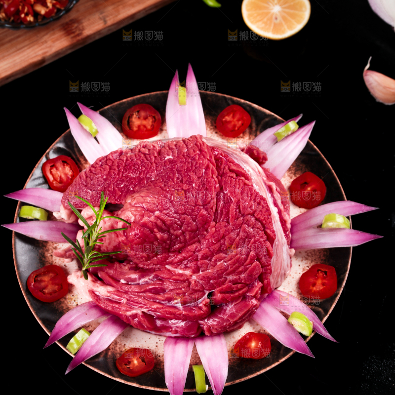 盘子里装着牛腿肉