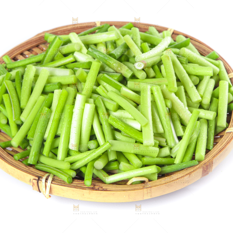 一盘新鲜蒜苔段放在白底上