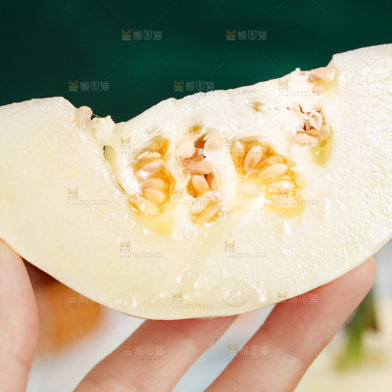 手拿切开的阎良甜瓜