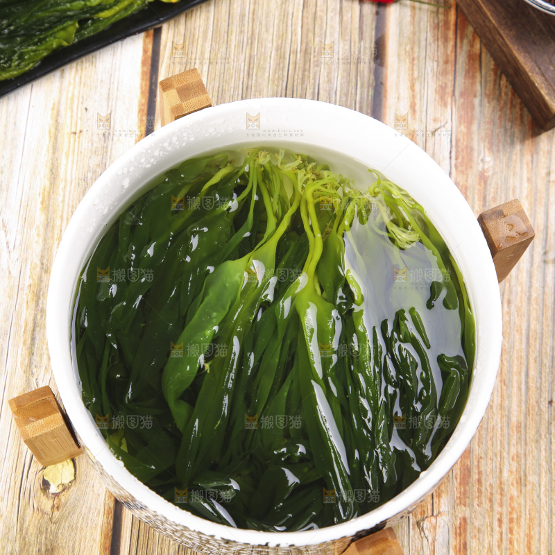 木板上放着一碗海白菜