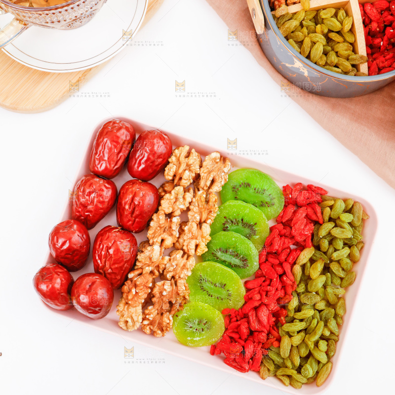 白底上放着一盘枣夹核桃食材