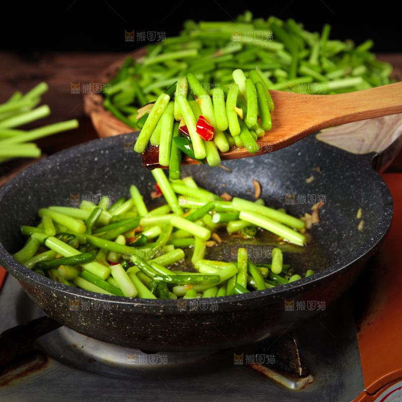 锅铲上的蒜苔