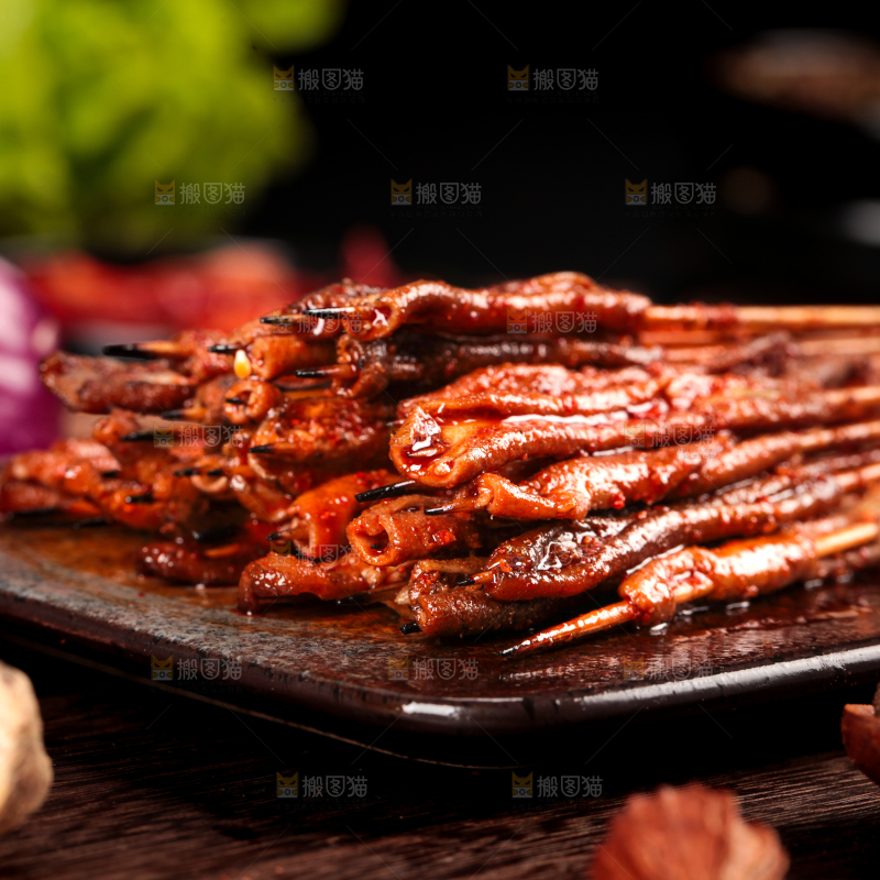 深底上的烤肉串