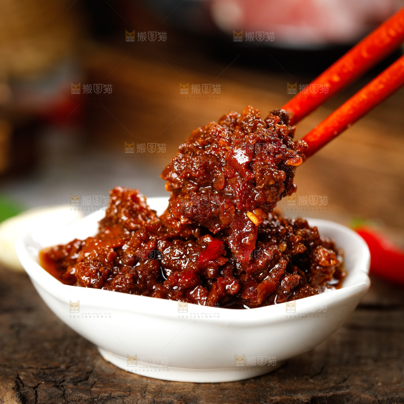 筷子夹着辣椒酱