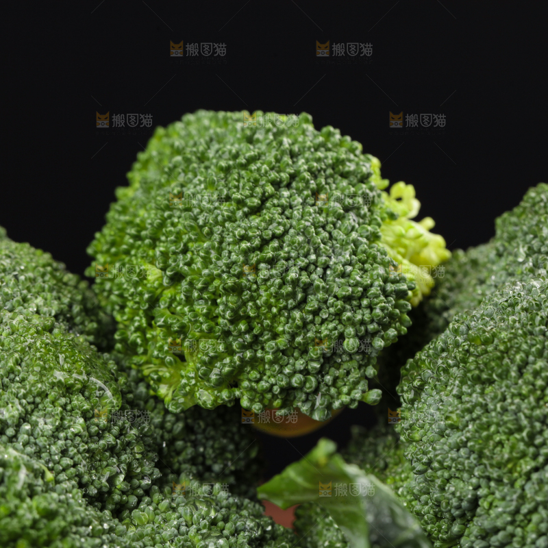 木底上的进口西兰花