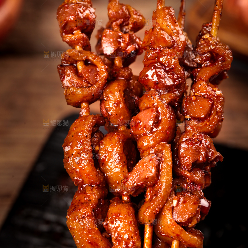 木底上放着一盘烤肉串