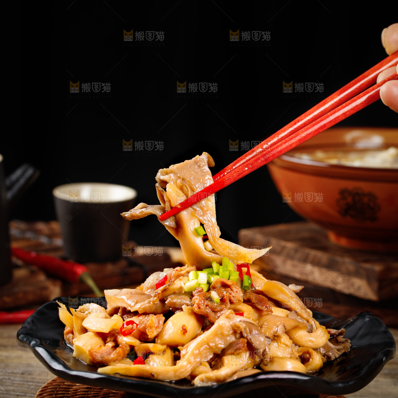 筷子夹着平菇炒肉