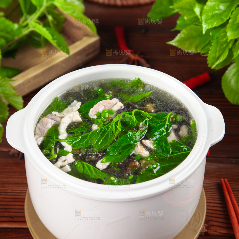 木底上放一碗桑叶瘦肉汤
