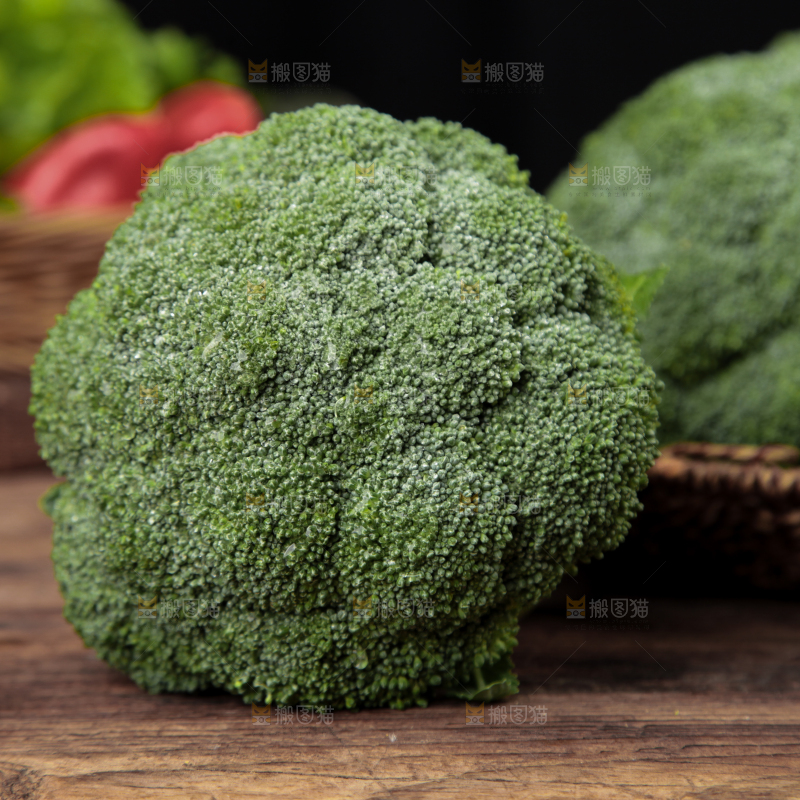 木底上的新鲜西兰花