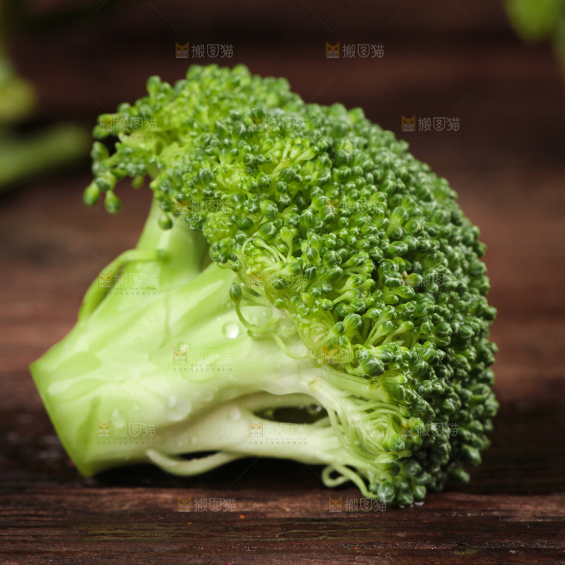 木底上放着新鲜的绿花椰菜