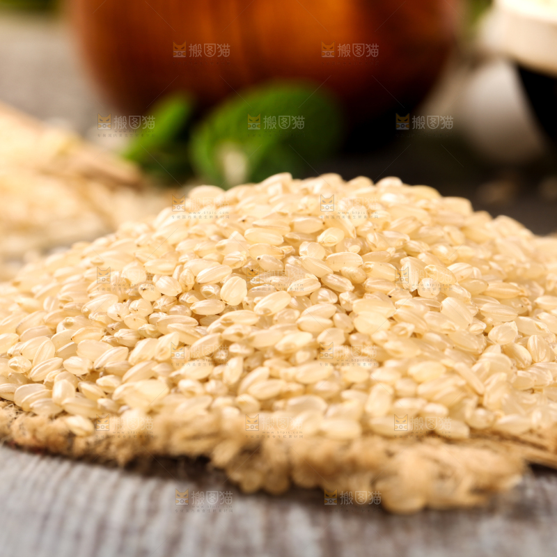 木底上的粗粮糙米
